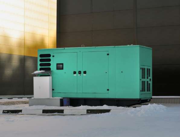 Schallgeschütze notstromanlage neben einem gebäuderr der WP Notstromanalgen GmbH aus Deutschland