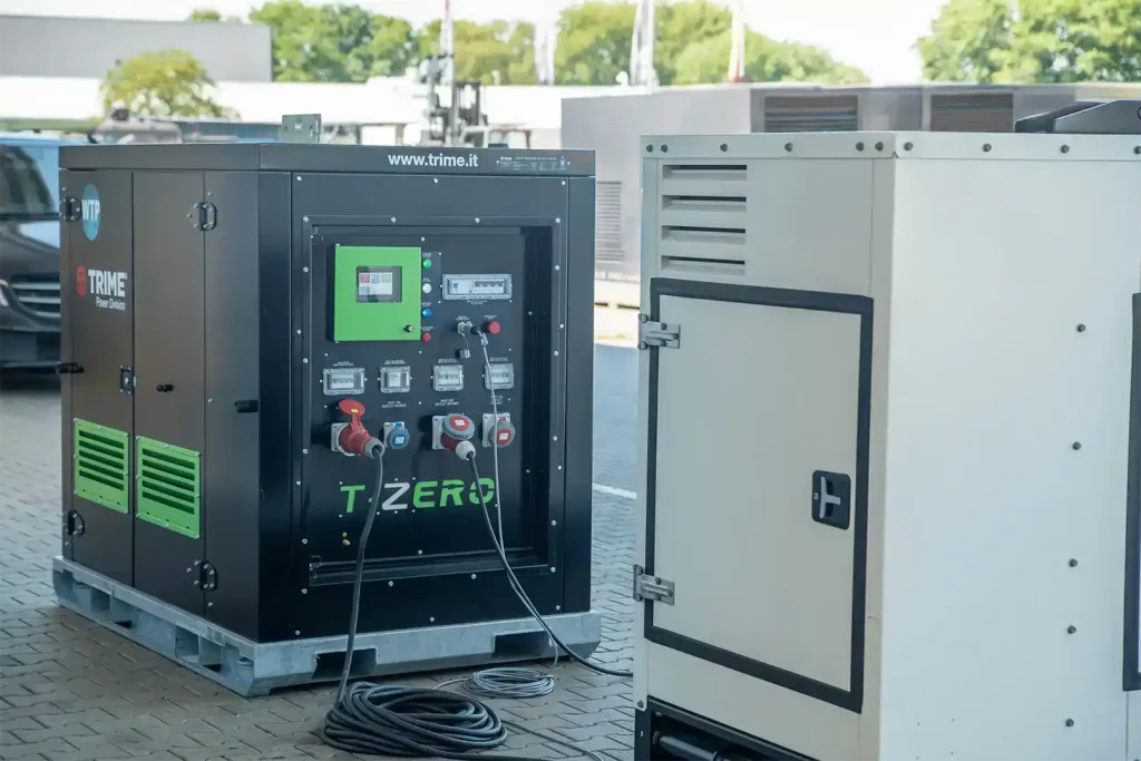 Grosser-Industrieller-Batteriespeicher-Panel-Nahaufnahme-des-Batteriestands-mit-einem-Thiet-Stromerzeuger-im-Hintergrund2